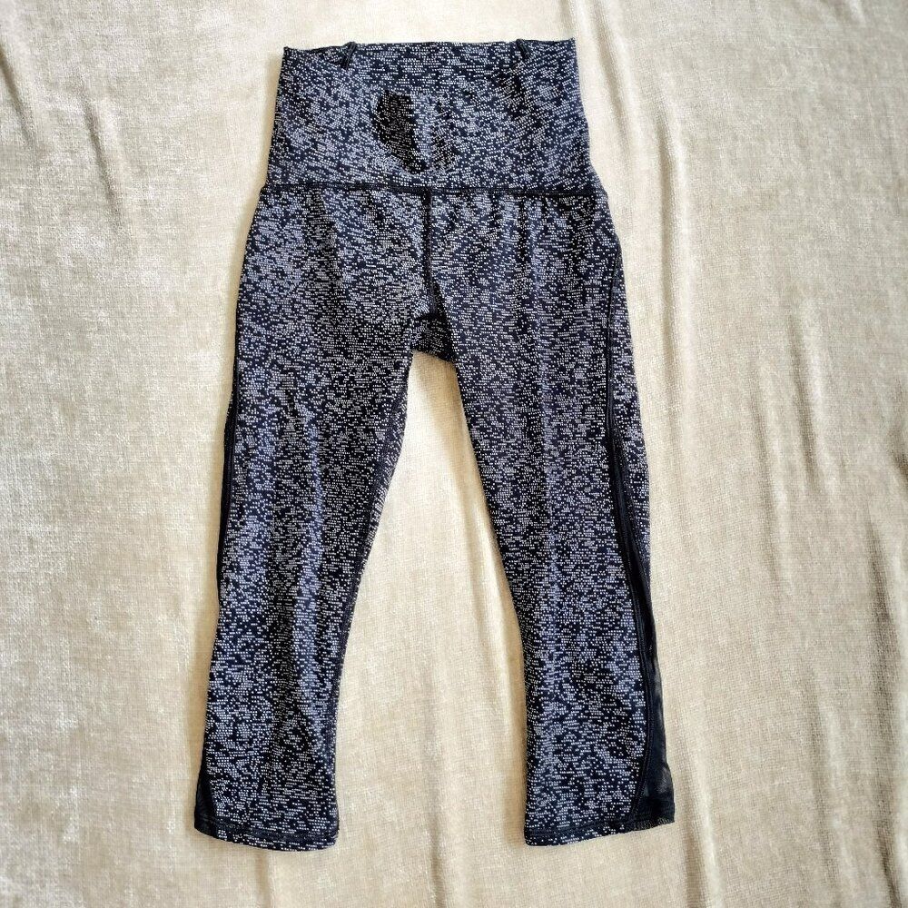 Lululemon Women Soundwave White Black Print Train Times Cropped Leggings Size 2